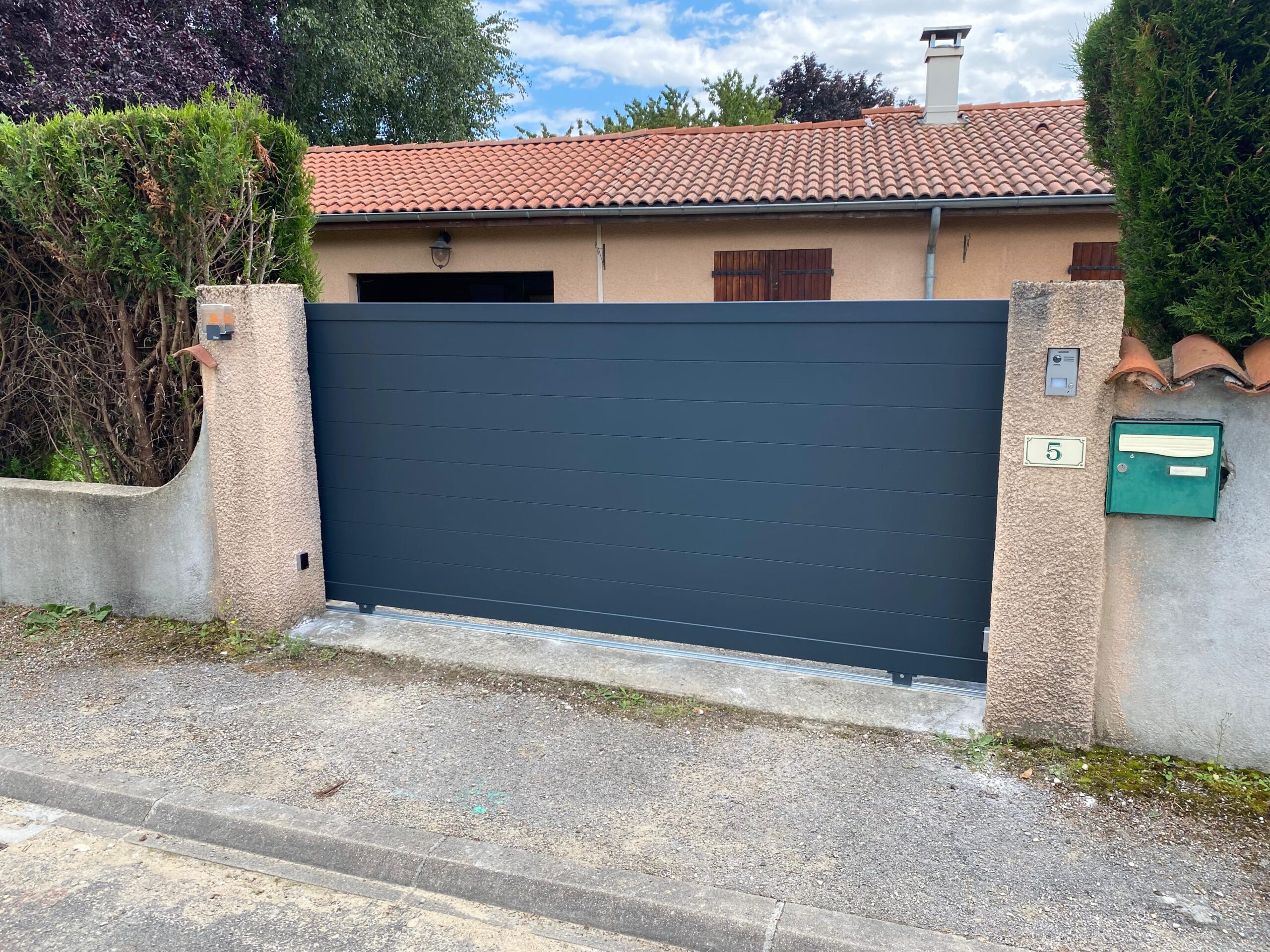 Portes d’entrée et de service en pvc et aluminium