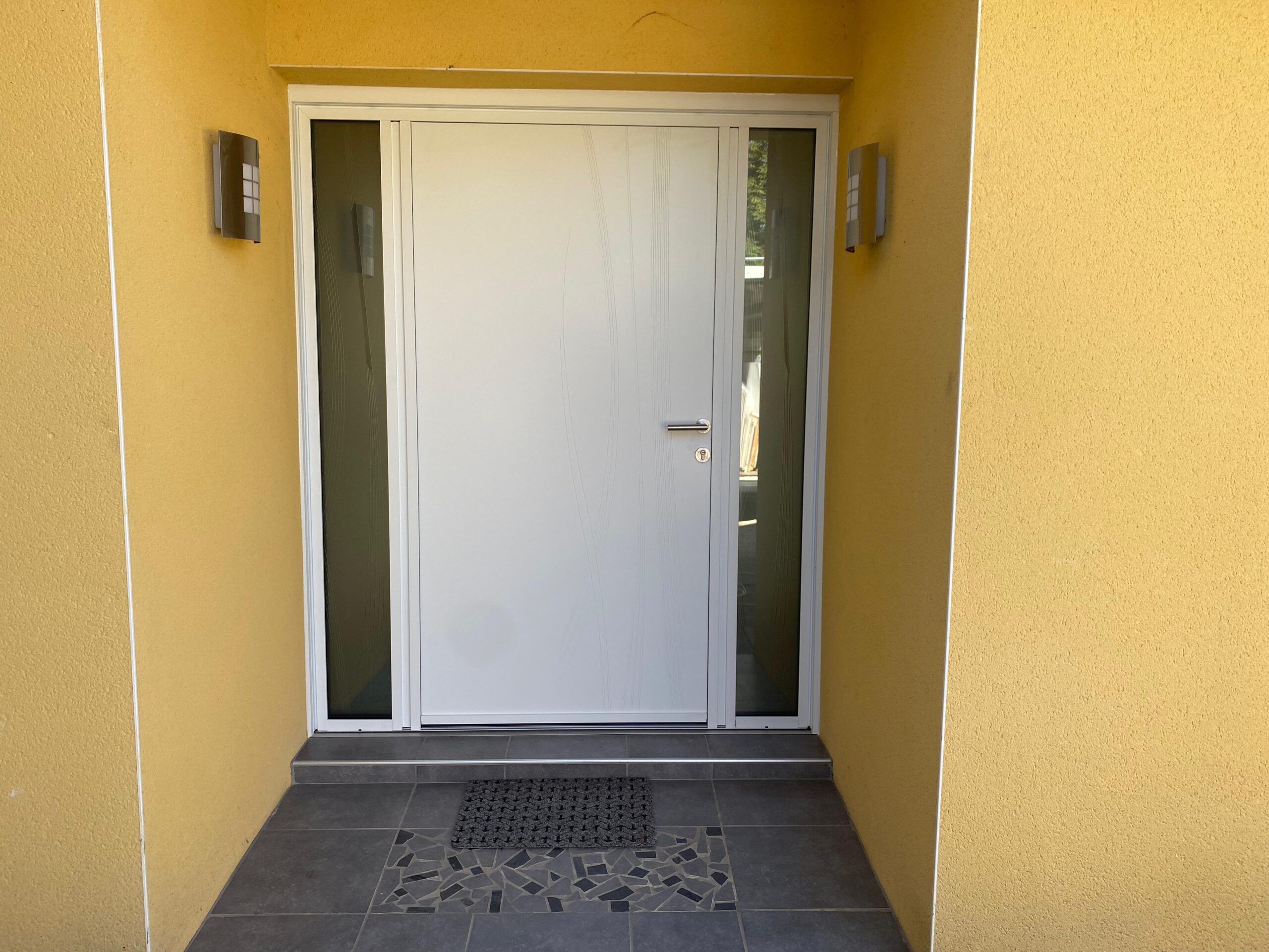 Portes d’entrée et de service en pvc et aluminium